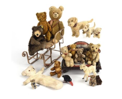 Konvolut Tiere und Teddys mit Schlitten und SofaUngemarkt, darunter Steiff und Schuco.             Mohair und Kunstseidenplüs
