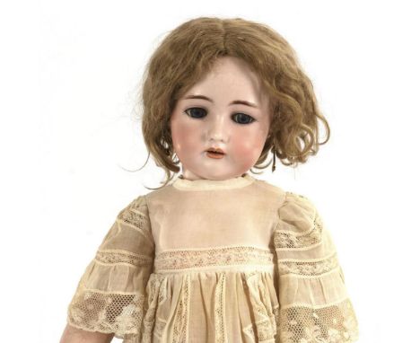 PuppenmädchenKämmer & Reinhardt. Gemarkt "K & R Simon & Halbig 66", mit "W" auf der Stirn. Um 1900.Biskuitporzellan, Masse, H