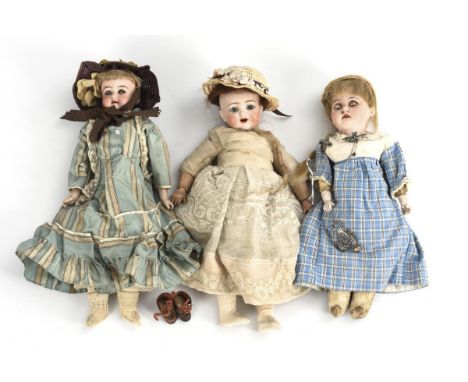 3 kleine PuppendamenFür den Puppendoktor. 2x "AM", 1x "K &amp; R 126" gemarkt. Um 1914.             Biskuitporzellan, Masse, 