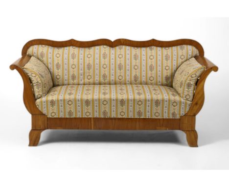 Biedermeier-SofaMitte 19. Jh.             Kirschbaum furniert. 96 x 190 x 70 cm.             Sofa mit geschwungener Rückenleh