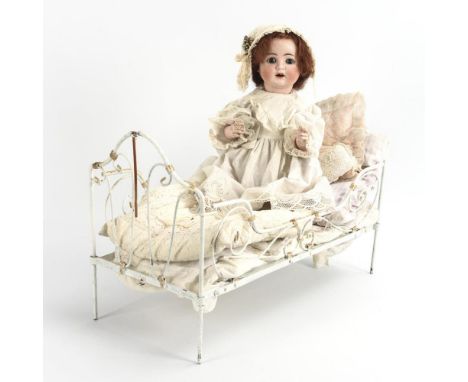Charakterbaby mit BettF. &amp; W. Goebel. Gemarkt "Kronenmarke B5 Germany". 1920er Jahre.             Biskuitporzellan, Masse