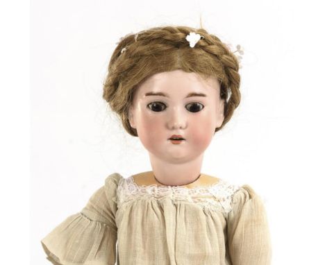 PuppenmädchenC. M. Bergmann. Gemarkt "Made in Germany C.M. Bergmann II". Um 1900.Biskuitporzellan, Masse. L 59 cm. Kurbelkopf