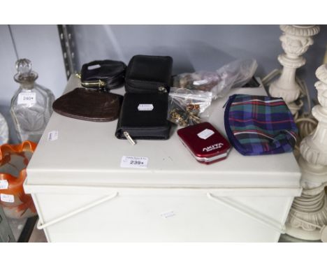 A MODERN SEWING BOX WITH CONTENTS, CONCERTINA TRAY WITH A SELECTION OF LADIES PURSES, A LIGHTER, COINS, A STONE NECKLACE AND 