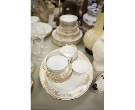 ROYAL WORCESTER CHINA DINNER AND TEA WARES 'POMPADOUR', GILT PATTERN VIZ EIGHT DINNER PLATES, SIX DESSERT PLATES, EIGHT SIDE 