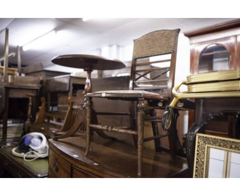 A MODERN CIRCULAR TOP TRIPOD TABLE, LABELLED 'FRENNIE STUDIO' AND AN EDWARDIAN MAHOGANY BEDROOM CHAIR (2) 