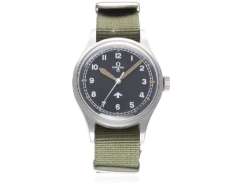 A GENTLEMAN`S STAINLESS STEEL BRITISH MILITARY OMEGA RAF PILOTS WRIST WATCH DATED 1953, REF. 2777-1 SC
D: Black dial with Ara