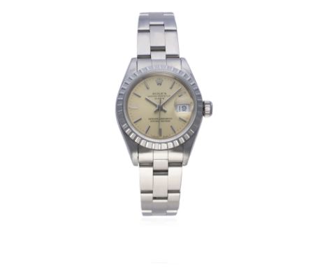 A LADIES STAINLESS STEEL ROLEX OYSTER PERPETUAL DATE BRACELET WATCH DATED 1992, REF. 69240
D: Silver dial with silver batons 