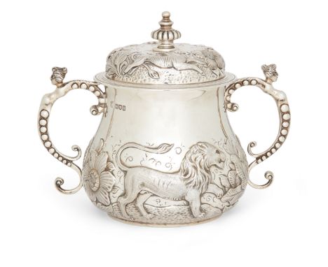 A Charles II-style silver porringer and cover, London 1897, William Gibson & John Lawrence Langman (Goldsmiths Co.), of belli