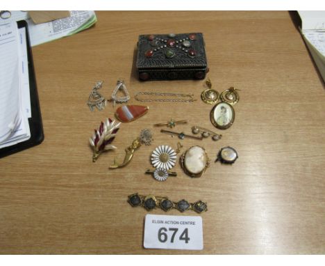  Sale Item:    BOX JEWELLERY   Vat Status:   No Vat   Buyers Premium:  This lot is subject to a Buyers Premium of 15% + Vat @