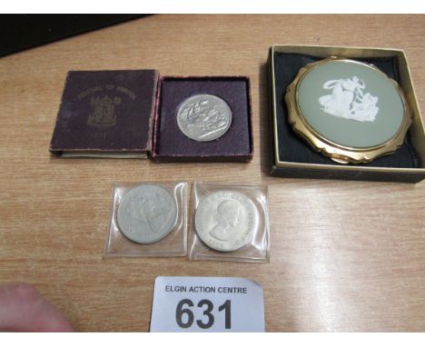  Sale Item:    STRATTON COMPACT & 3 BRITISH COINS 1951 1965 & 1981  Vat Status:   No Vat   Buyers Premium:  This lot is subje