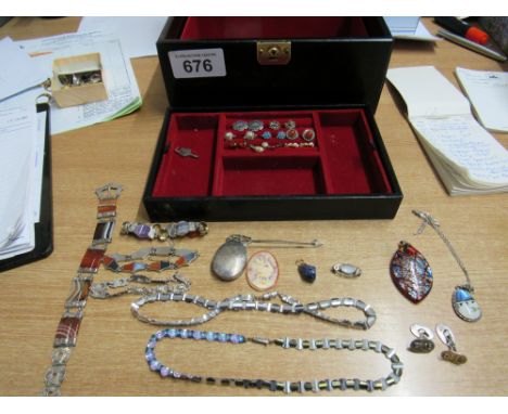  Sale Item:    JEWEL BOX & CONTENTS   Vat Status:   No Vat   Buyers Premium:  This lot is subject to a Buyers Premium of 15% 