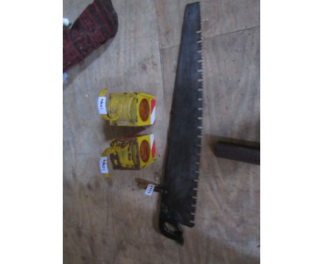  Sale Item:    2 TRAFFIC LIGHTS & SAW (AF)   Vat Status:   No Vat   Buyers Premium:  This lot is subject to a Buyers Premium 