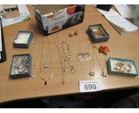  Sale Item:    BOX JEWELLERY   Vat Status:   No Vat   Buyers Premium:  This lot is subject to a Buyers Premium of 15% + Vat @