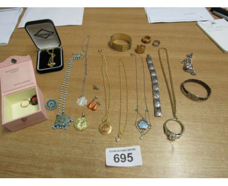  Sale Item:    BOX JEWELLERY   Vat Status:   No Vat   Buyers Premium:  This lot is subject to a Buyers Premium of 15% + Vat @