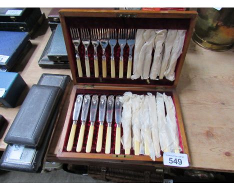  Sale Item:    CANTEEN FISH SERVERS   Vat Status:   No Vat   Buyers Premium:  This lot is subject to a Buyers Premium of 15% 