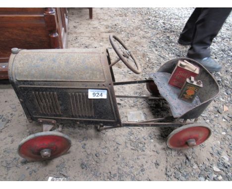  Sale Item:    VINTAGE TOY CAR & 2 OIL CANS   Vat Status:   No Vat   Buyers Premium:  This lot is subject to a Buyers Premium
