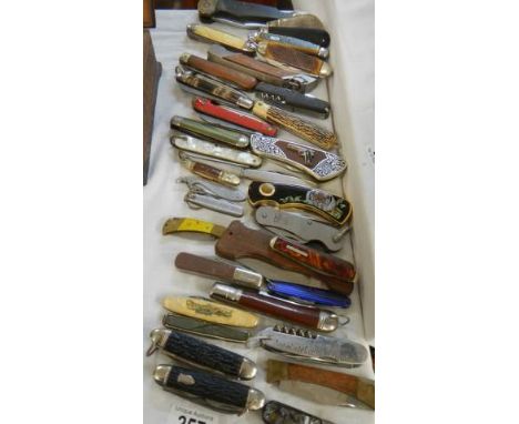 A good lot of vintage penknives.