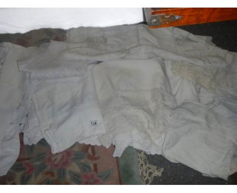 A good lot of vintage linen.