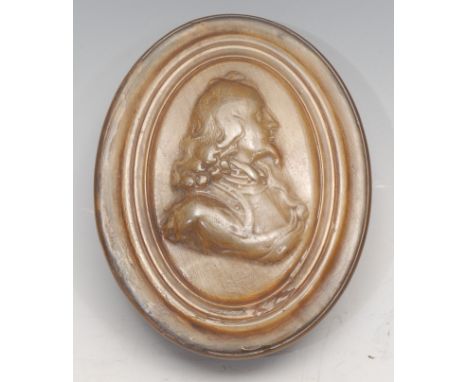 An early 18th century pressed horn oval snuff box, attributed to [Jean] John Obrisset, the push-fitting cover in relief with 