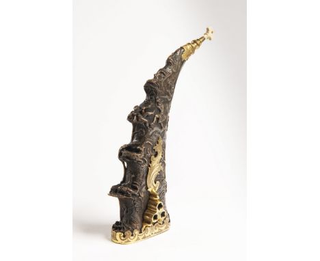 CARVED POWDER HORN First half of 18th century Alpine ibex horn, bone, gilded brass 31,5 cm Hunting richly carved powder horn 