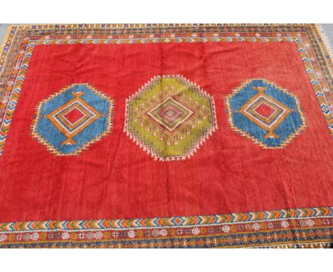 A large Persian design Shiraz type wool rug or carpet, 400cm x 290cm 