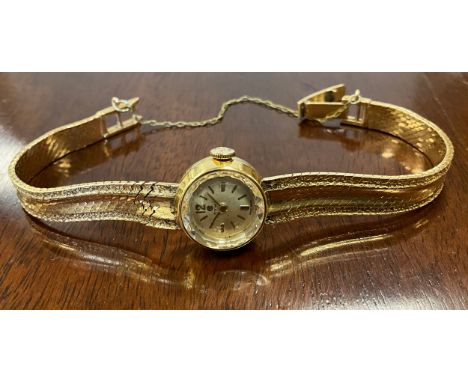 A Cyma ladies 18ct gold cased bracelet wristwatch, 17 jewel manual wind movement, ornate internal strap, 27.9g gross