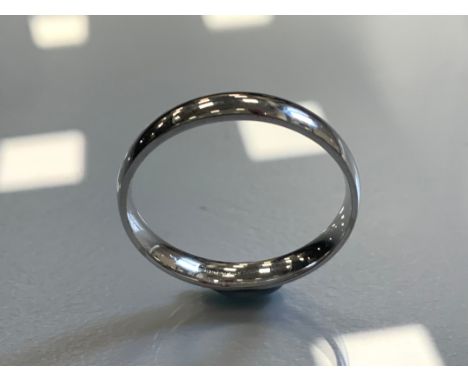 A 9ct white gold wedding band ring, size Q, 2.2g