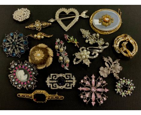 Jewellery - A Victorian citrine and chalcedony oval brooch, pinch beck mount;  jewelcraft and other costume jewellery brooche
