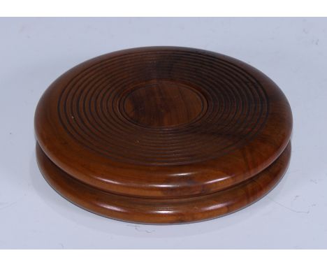 A 19th century walnut push-centre trick snuff box, reeded borders, 9cm diam 