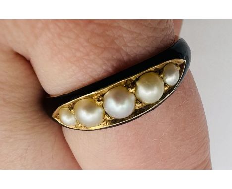 A black enamel and pearl mourning ring, in yellow metal and set with five graduated split pearls. Tests in the range for 18ct