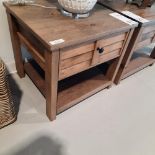 Table de Chevet CALIFORNIEN, 24'' X 22'' X 22''