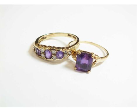 A single amethyst set ring, the rectangular faceted amethyst claw set in yellow metal to yellow metal shank, stamped '10k', r