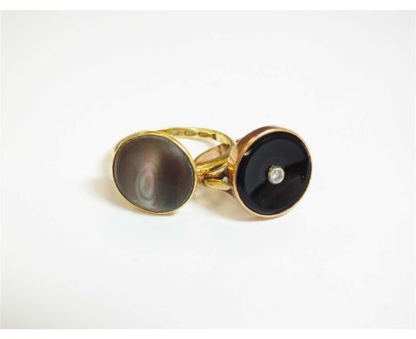 An 18ct gold abalone shell ring, the circular ablone shell plaque collet set in yellow gold to yellow gold shank, size N, tog