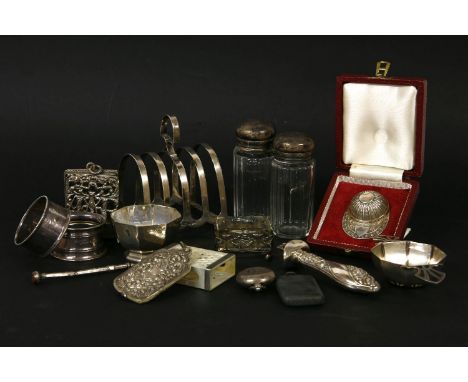 A collection of silver items, to include a hallmarked silver sovereign case, a toast rack of arched form, a cased caddy spoon