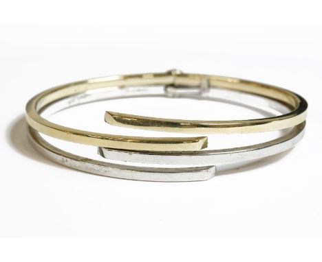 A two colour 9ct gold crossover hinge bangle11.98g