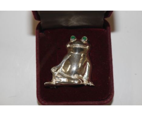 A Sterling silver frog brooch with green jade eyes, approx. weight 13gms 
