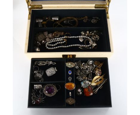 Various Victorian and later jewellery, including brooches, rings, pendants etcLot sold as seen unless specific item(s) reques