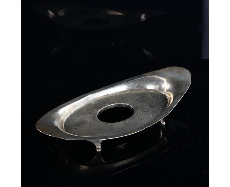 An Edwardian silver desk stand inkwell base, oval form, by Atkin Brothers, hallmarks Sheffield 1907, length 20cm, 3.4ozBoth e