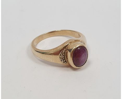 9ct gold ring set with a star ruby cabochon, finger size T 1/2, approx 6.1g and a 9ct gold, emerald and diamond gent's ring s