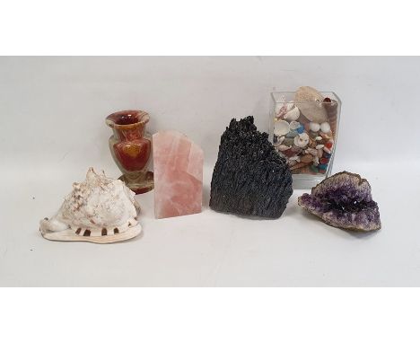 Amethyst geode, two further geodes, a turned hardstone vase, a conch shell and a vase of assorted shells (6)