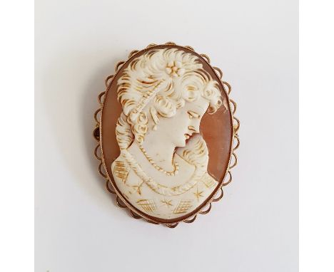 Carved shell cameo brooch, oval, female portrait profile and set in gold-coloured mount with wavy border, 4cm 