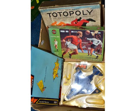 A BOX OF VINTAGE TOYS, to include a boxed Dinky Toys Hawker Harrier no 722, boxed unpainted Airfix 1/32 scale footballers, an