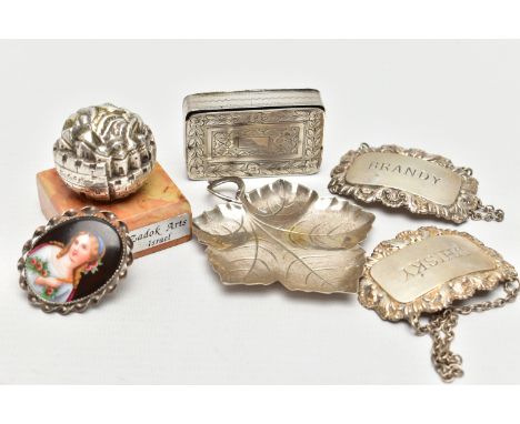 A SELECTION OF SILVER AND WHITE METAL ITEMS, to include a late Georgian silver snuff box, hallmarked 'J W' Birmingham 1826, a
