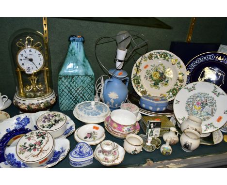 A GROUP OF CERAMICS, to include a Capodimonte Simo anniversary clock with dome, a Dudson Jasper Ware style table lamp, a heav