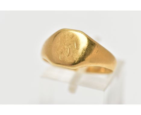 AN EARLY 20TH CENTURY 18CT GOLD SIGNET RING, the cushion shape panel with faded monogram detail, to the tapered shoulders and