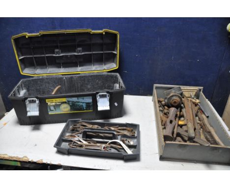 A TRAY AND TOOLBOX OF TOOLS to include a tray of vintage tools files, hammer heads etc along with a Stanley Fatmax toolbox co