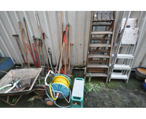 A SELECTION OF GARDEN ITEMS, ETC, to include two aluminium step ladders, a tubular step ladder, a wooden step ladder, a large