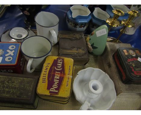 TRAY CONTAINING MIXED TINS, BRASS CANDLESTICKS, ENAMEL MEASURE ETC 