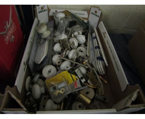 BOX CONTAINING MIXED PORCELAIN DOOR KNOBS, DOOR FURNITURE, FINGER PLATES ETC 