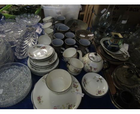 MIXED LOT OF COLLINGWOOD TEA WARES, FURTHER STONEWARE CUPS, SAUCERS ETC 